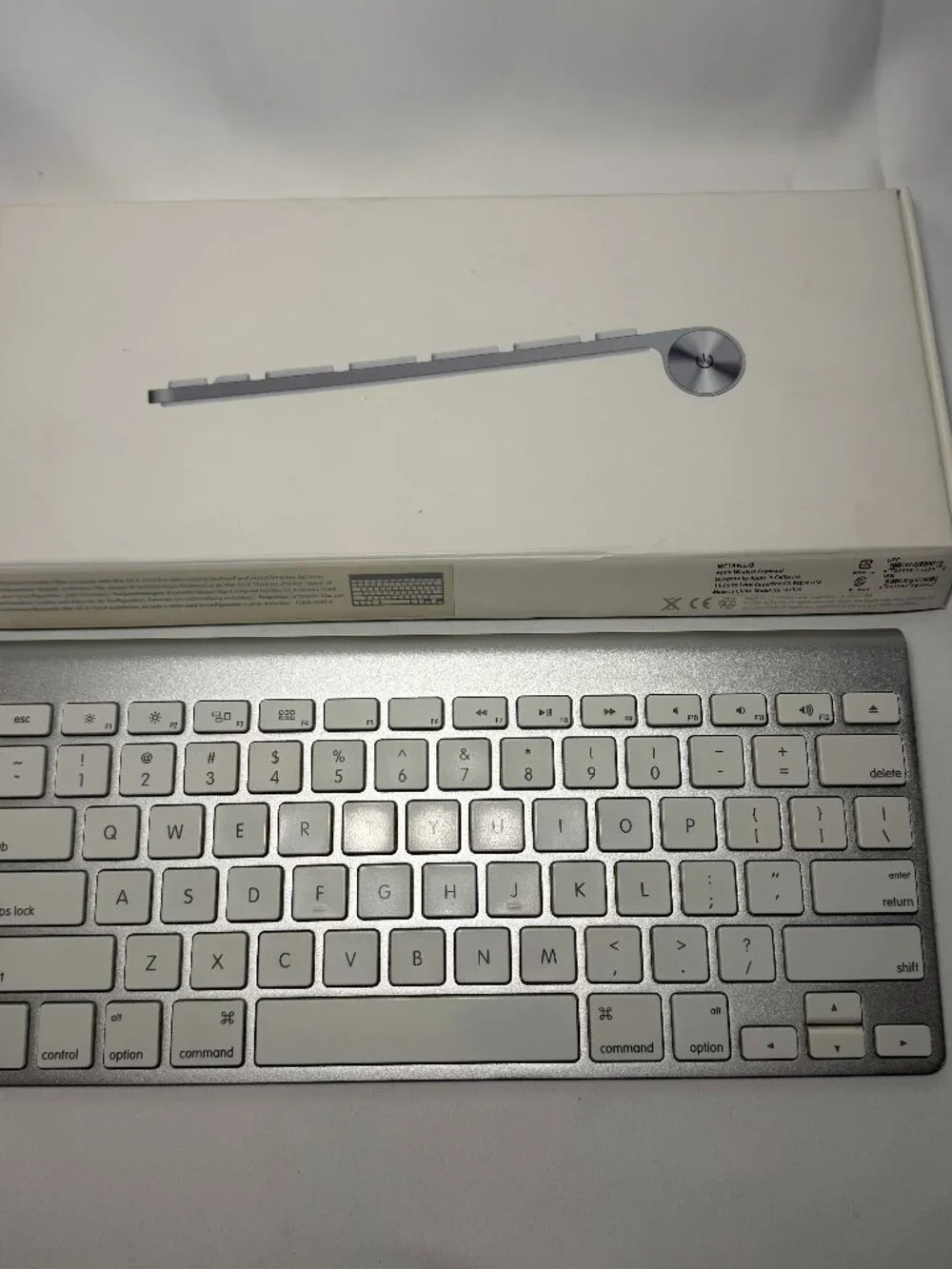 Apple Wireless Keyboard MC184LL/B Model #A1314 Silver White Box Tested Working